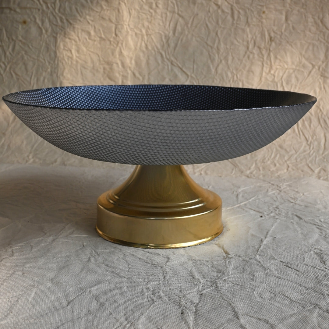 Glass bowl with pedestal