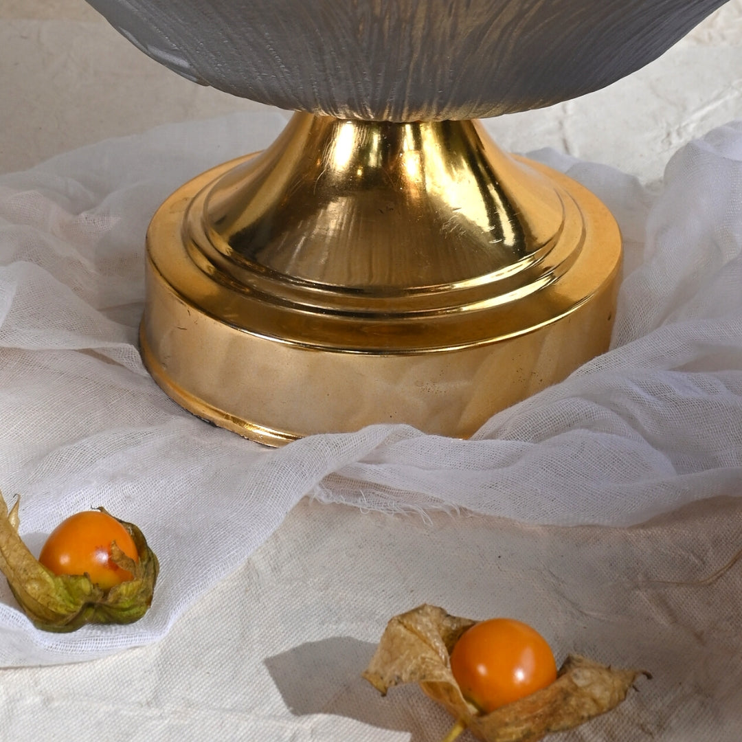 Glass bowl with pedestal