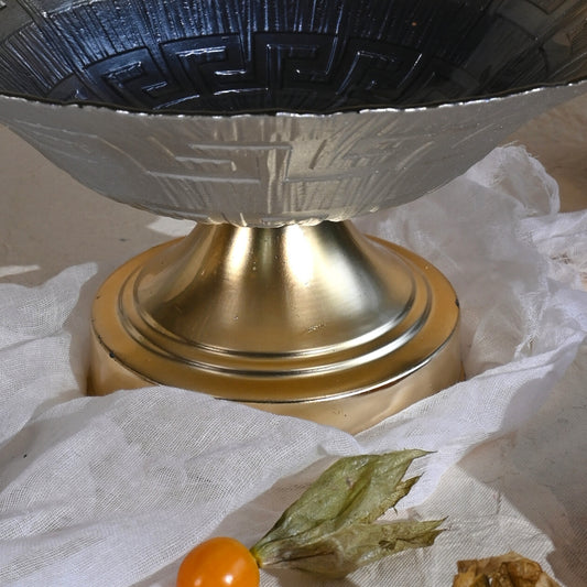 Glass bowl with pedestal